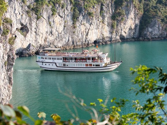 Garden Bay Luxury Cruise – Bai Tu Long Bay Cruise