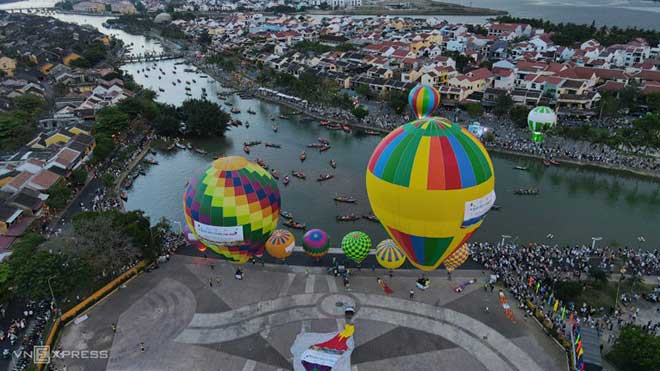 Hot air balloon festival in Hoi An uplifts thousands