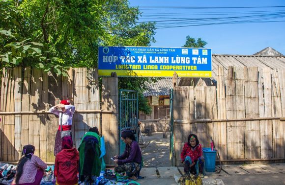 Lung Tam village: Traditional Hmong weaving turns flax into fabric