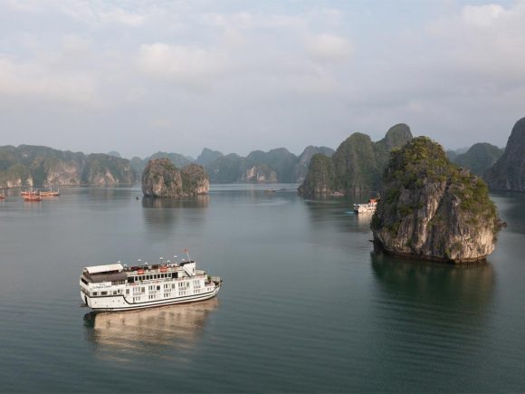 La Regina Classic Cruise – Bai Tu Long Bay Cruise